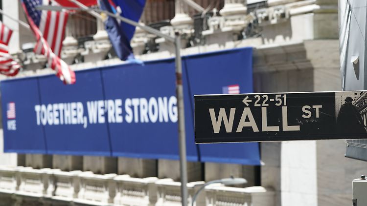 "Gemeinsam sind wir stark", steht derzeit am Eingang der Wall Street geschrieben.