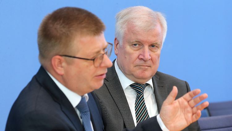 Vergangenes Jahr im Juni stellten Seehofer und Haldenwang den Verfassungsschutzbericht vor. 