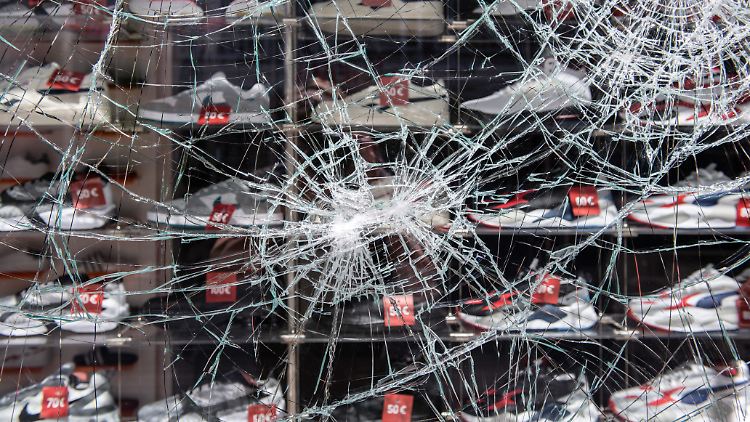 Nach Angaben der Polizei waren in Stuttgart 400 bis 500 Menschen an der Randale beteiligt.