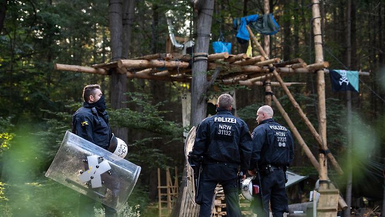 Während des Einsatzes stehen Polizisten im Hambacher Wald vor einer von Umweltaktivisten gebauten Plattform.