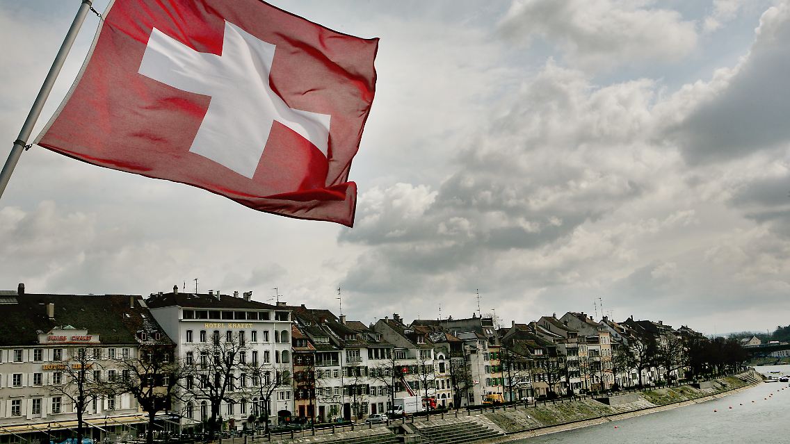 Die Schweizer Fahne auf der Mittleren Brücke in Basel.