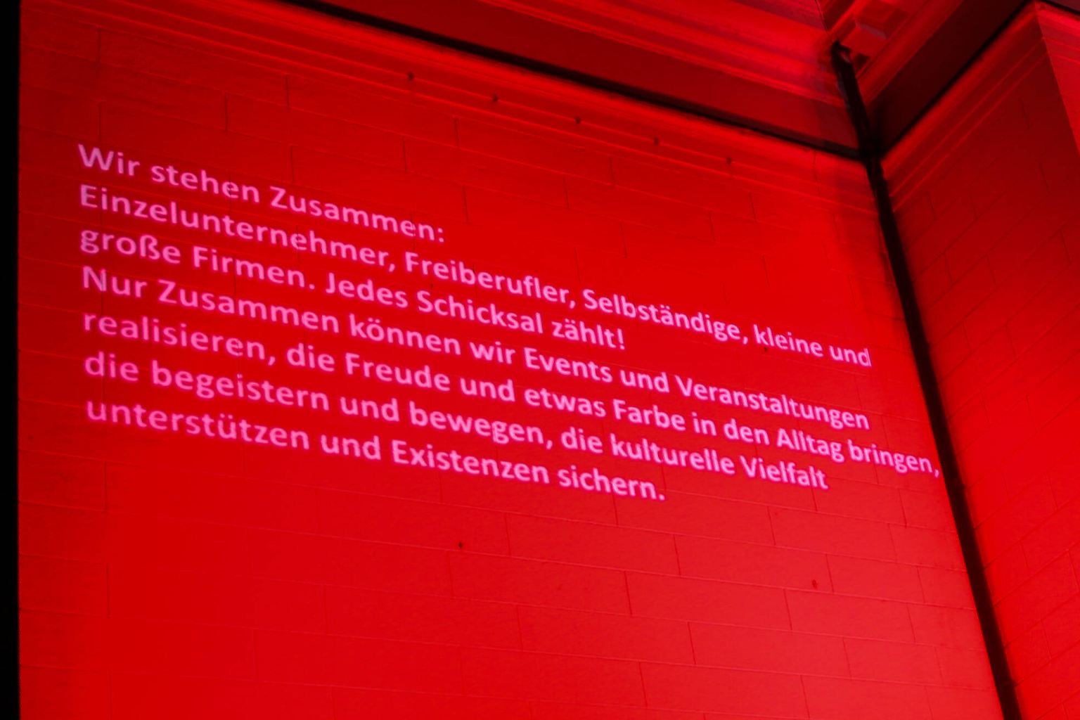 Die Corona-Krise trifft viele Berufsgruppen, Lebensbereiche und Branchen. Doch kaum ein Metier ist stärker gebeutelt als die Kultur. Um auf die Situation aufmerksam zu machen, ...