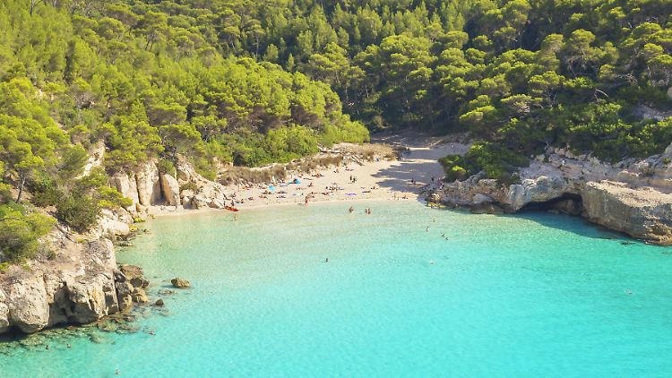 Nicht nur auf Mallorca, auch auf den anderen Balearen-Inseln gibt es schöne Buchten - hier Cala Mitjana, Menorca.