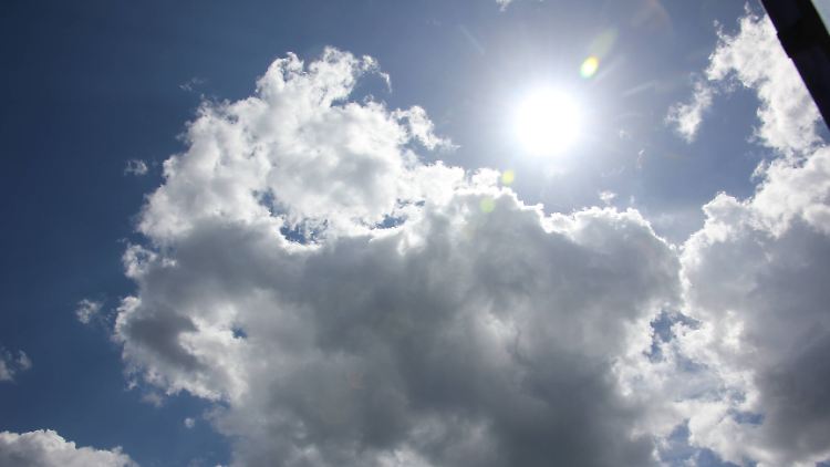 Je mehr Sonnenstunden der Tag hat, umso mehr wächst die UV-Strahlung.