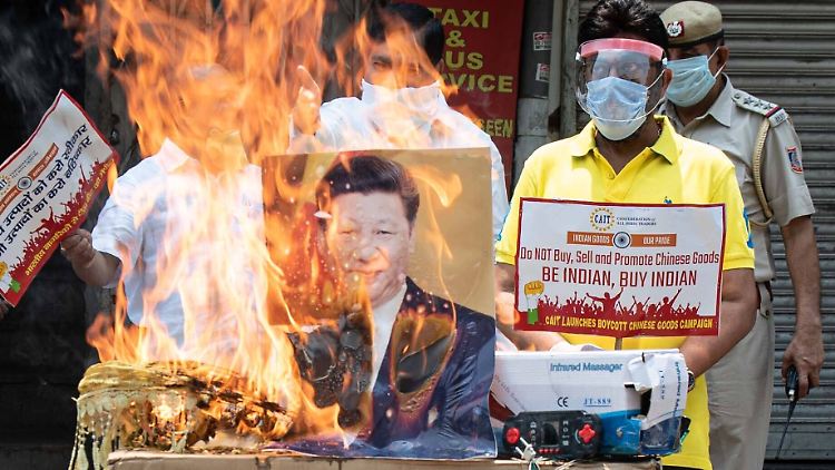 Indische Nationalisten verbrennen ein Bild des chinesischen Präsidenten Xi Jinping.