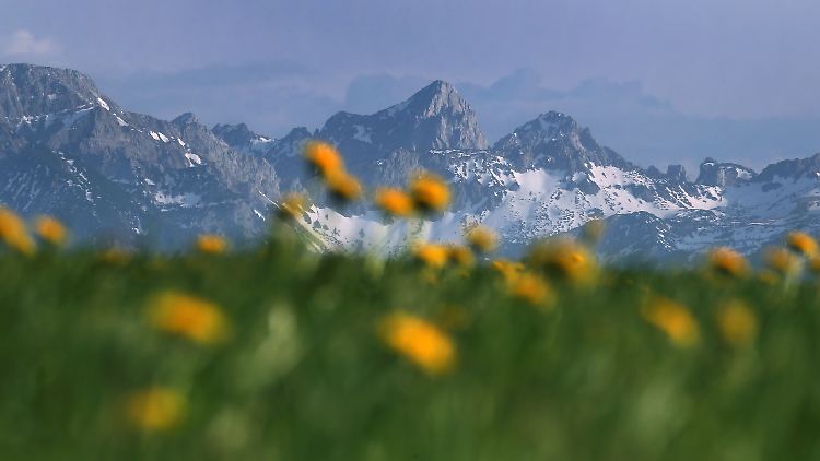 Pensionen in Bayern dürfen keine Gäste mehr aufnehmen, die aus einem Landkreis einreisen, in dem die Zahl der Neuinfektionen in den vergangenen sieben Tagen bei mehr als 50 pro 100.000 Einwohner liegt. 