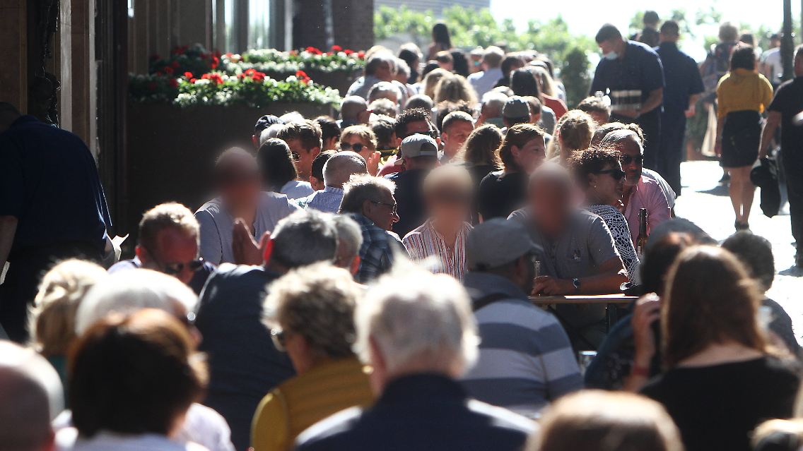 Düsseldorfer Altstadt Ende Mai: Die Stadt will einen Lockdown verhindern und kündigt Beschränkungen an.