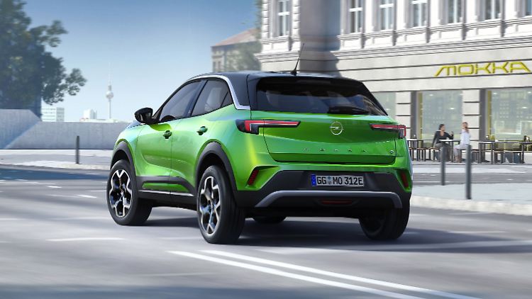 Der Opel Mokka trägt seinen Namenszug in neuen Lettern unterhalb des Logos auf der Heckklappe.