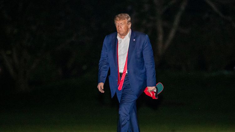 Zusammengeknüllte "MAGA"-Kappe, ungebundene Krawatte - US-Präsident Donald Trump bei seiner Rückkehr ins Weiße Haus.