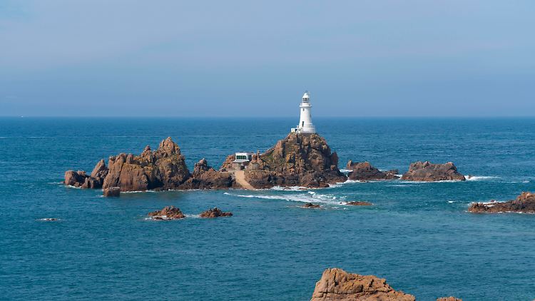 Auch wenn dieses Foto nur einen einsamen Leuchtturm der Insel zeigt - auf Jersey sollen insgesamt 180,8 Milliarden Euro auf Konten von Deutschen liegen.