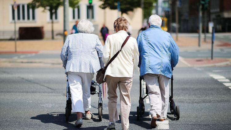 Die Bevölkerung in Deutschland altert zu schnell. Einwanderung kann den Trend laut einer Studie aufhalten.