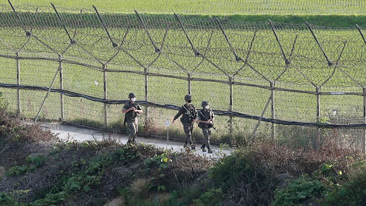 Südkoreanische Soldaten patrouillieren an der Grenze zu Nordkorea. Nach vorangegangen Drohungen sieht Nordkorea nun vorerst von Militäraktionen ab.