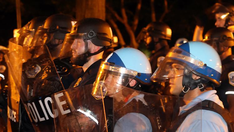 Polizisten griffen am Montag gegen Demonstranten am Lafayette Square durch.