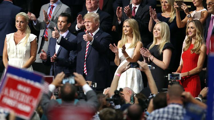 Trump umringt von seinen Verwandten. Das neue Buch seiner Nichte soll laut Verlag einen Blick auf eine der mächtigsten und funktionsgestörtesten Familien geben.