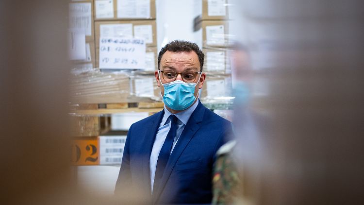 Jens Spahn warnt, dass aus einem lokalen Ausbruch schnell ein bundesweiter werden könne.