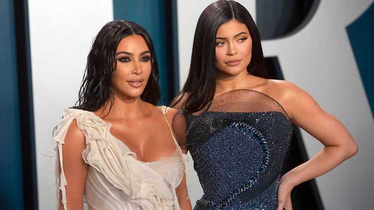 Wissen, wie man die Blicke auf sich zieht: Kim Kardashian (l.) und Kylie Jenner.
