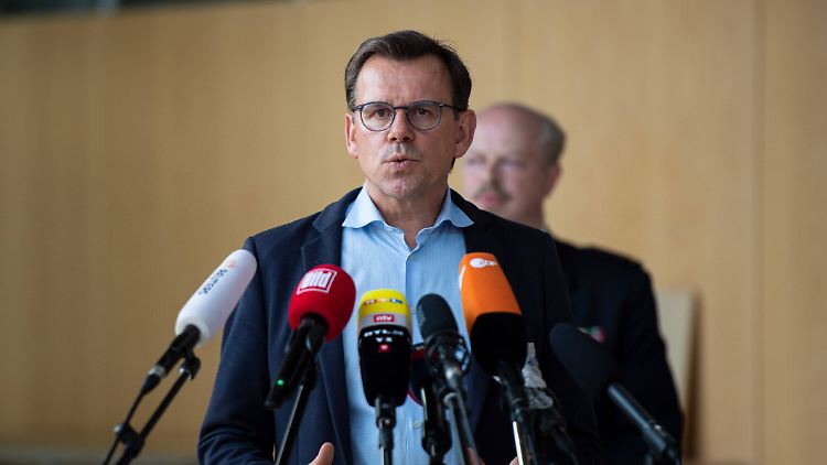"Er hat so hart gearbeitet, Tag und Nacht", sagte Helga Lange, Fraktionsvorsitzende der Grünen, über den Gütersloher Krisenstabsleiter.