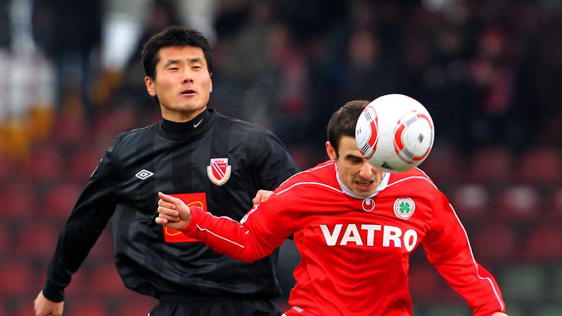 Der Oberhausener Musa Celik (r) und der Cottbuser Jiayi Shao kämpfen um den Ball.