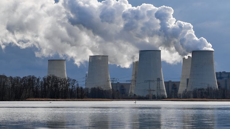 Kühltürme des Braunkohlekraftwerks Jänschwalde. Das Kabinett sieht einen Kohleausstieg zwischen 2035 un 2038 vor.