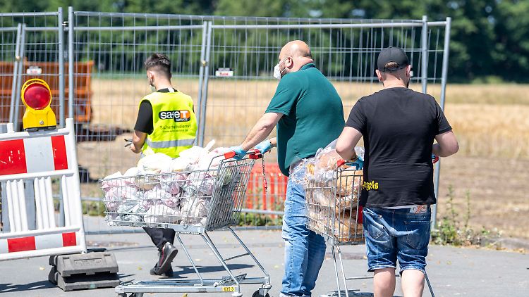 Lebensmittel für unter Quarantäne stehende Bewohner eines Ortes im Kreis Gütersloh.