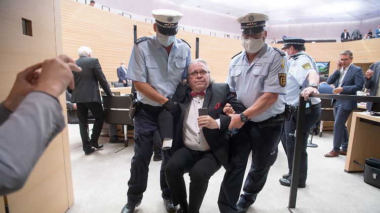 Heinrich Fiechtner verlässt unfreiwillig den Plenarsaal des baden-württembergischen Landtags.