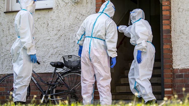 Mobile Testteams sind im Kreis Gütersloh unterwegs, um Angestellte der Firma Tönnies in ihrer Quarantäne aufzusuchen und Angehörige zu testen.