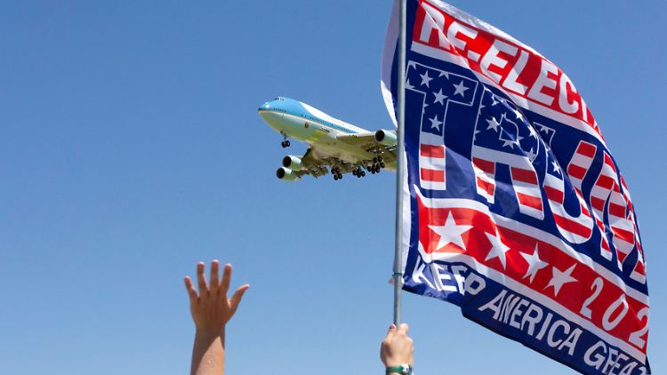 Präsidentenmaschine "Air Force One" im Anflug: Donald Trump hält trotz der Infektionsgefahr an Massenveranstaltungen fest.