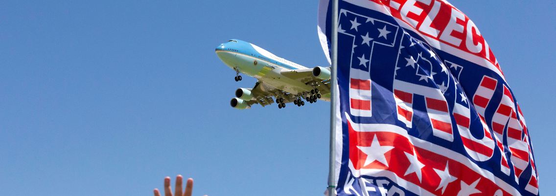 Präsidentenmaschine "Air Force One" im Anflug: Donald Trump hält trotz der Infektionsgefahr an Massenveranstaltungen fest.