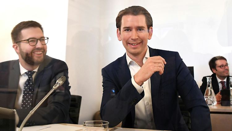 Bundeskanzler Kurz sitzt vor Beginn des Ibiza-Untersuchungsausschuss im Parlamentsausweichquartier in der Hofburg hinter einer Plexiglasscheibe.