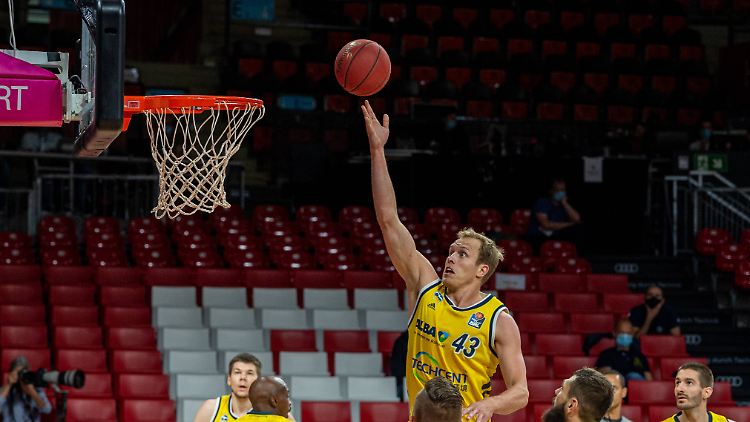 Luke Sikma hebt ab - Alba Berlin steht im Finale um den BBL-Titel.