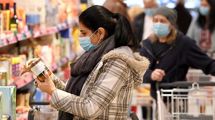 Nicht nur die Angst vor Ansteckung mit dem Coronavirus dämpft die Kauffreude der Deutschen.