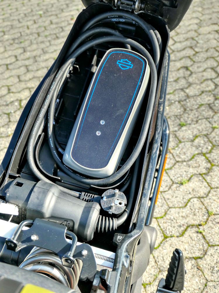 Das Ladekabel für die Livewire ist etwas sperrig und lässt sich nicht ganz einfach unter dem Sitz verstauen.