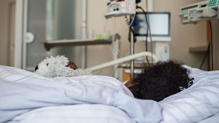 Genitalverstümmelung hat schwerwiegende Folgen für die Betroffenen, so auch für diese Frau aus Somalia, die 2016 in einer Berliner Klinik behandelt wurde.