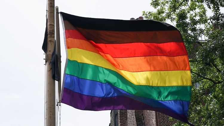 Die Regenbogenflagge, Symbol für Gay Pride,  wird von vielen Regierungen nicht gerne gesehen.