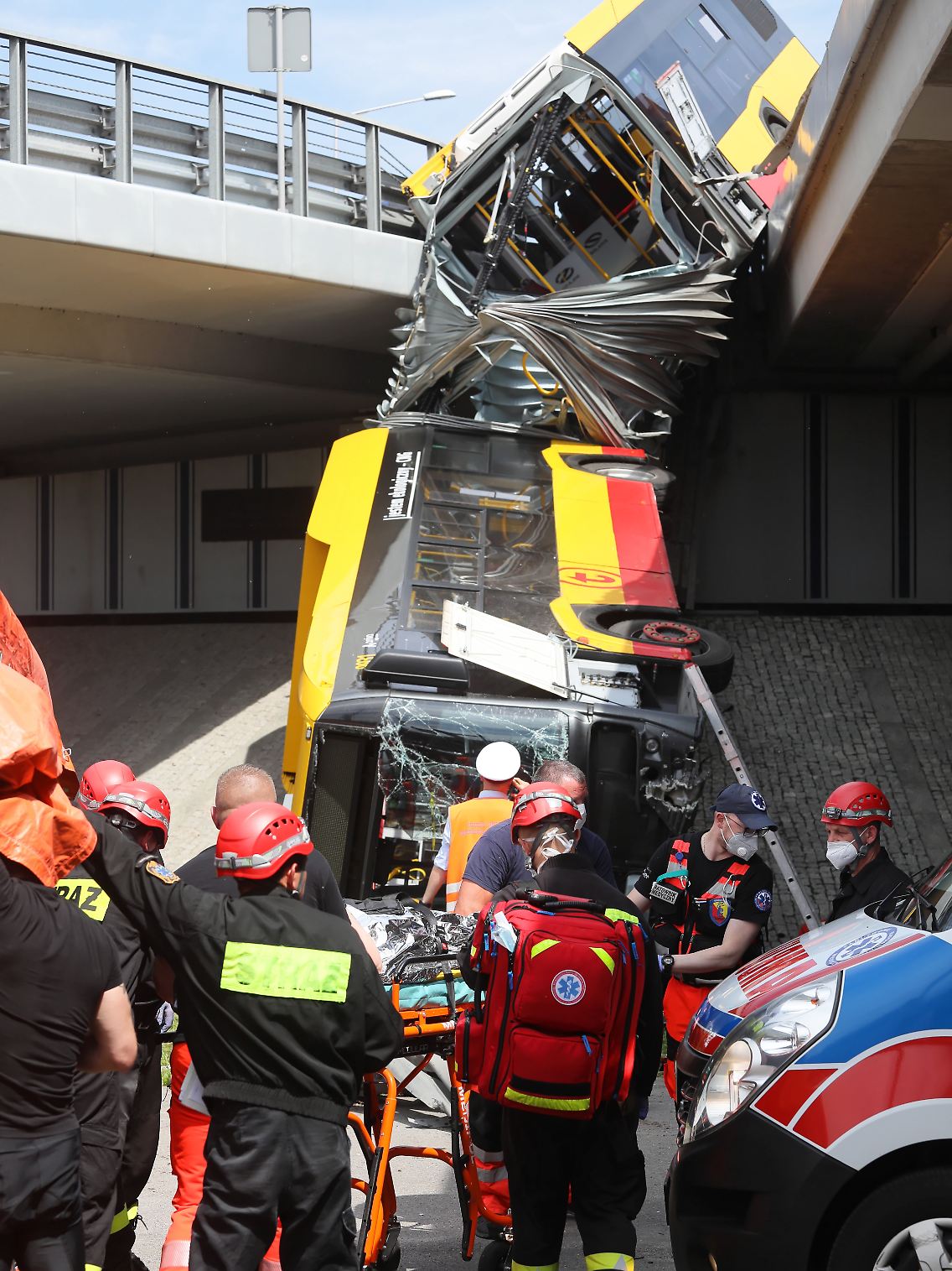 Nach dem schweren Unfall in der polnischen Hauptstadt kämpfen sechs Menschen um ihr Leben.