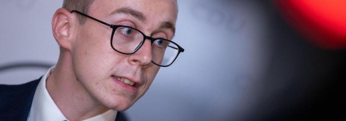 Der CDU-Politiker Philipp Amthor gibt eine Erklärung ab. Foto: Jens Büttner/dpa-Zentralbild/dpa/Archivbild