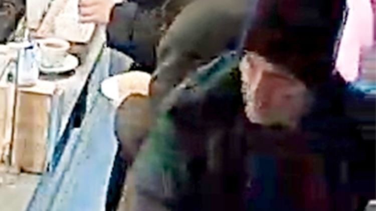 Dieser Mann soll versucht haben, ein fremdes Baby zu entführen.