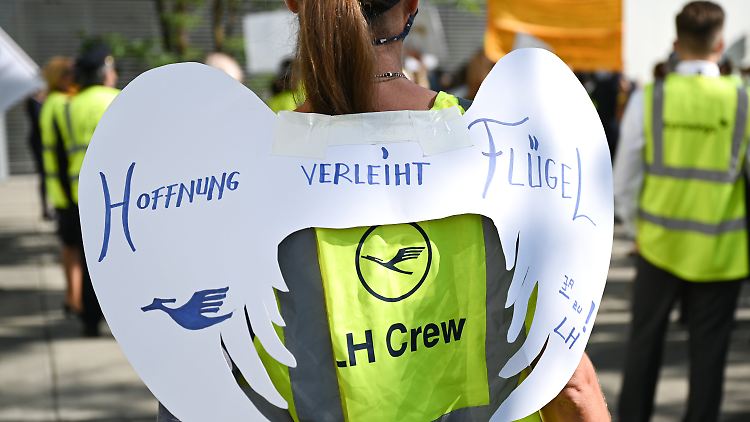 "Hoffnung verleiht Flügel" hat diese Lufthansa-Mitarbeiterin auf ihre Engelsflügel geschrieben - der Konzern kann sie gebrauchen. 