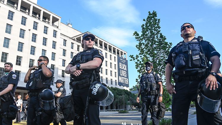 Der Gesetzentwurf der Demokraten soll es unter anderem ermöglichen, Polizisten bei Verfehlungen leichter zu Rechenschaft ziehen.