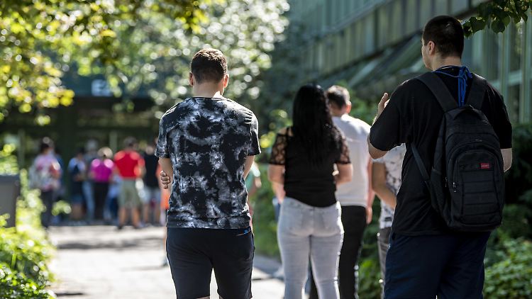 Schlangestehen für den Corona-Test: Der Ausbruch bei Tönnies hat für die gesamte Bevölkerung der Umgebung Folgen.