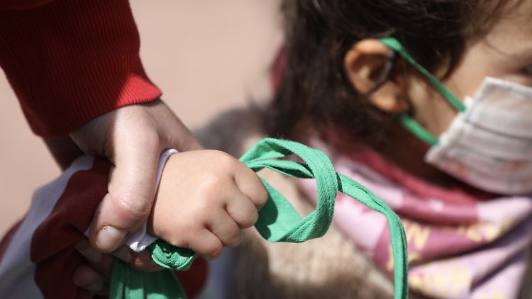 Kinder sind einer ersten
europaweiten Studie zufolge in geringerem Ausmaß von dem
neuartigen Coronavirus betroffen.