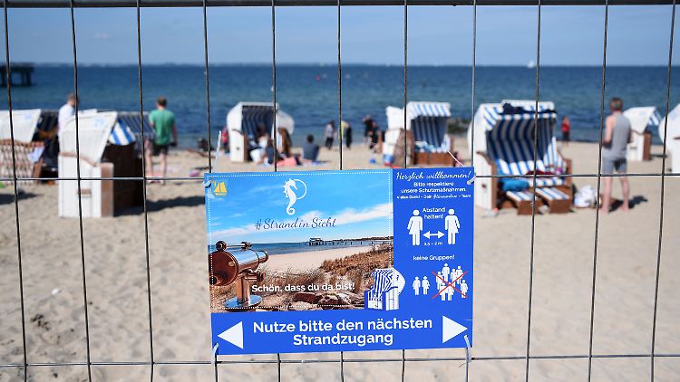Im schleswig-holsteinischen Niendorf regelt während der Corona-Pandemie eine Art Einbahnstraßensystem den Strandaufgang.