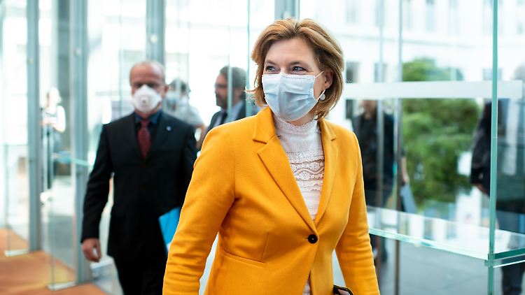 Gastgeberin Julia Klöckner fordert eine Neujustierung der Tierhaltung in Deutschland.