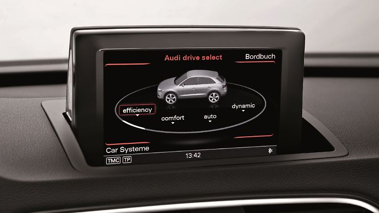 In der ersten Generation des Audi Q3 fuhr die Multimediaeinheit noch aus dem Dashboard aus. Viele Audi-Fahrer vermissen dieses Feature heute.
