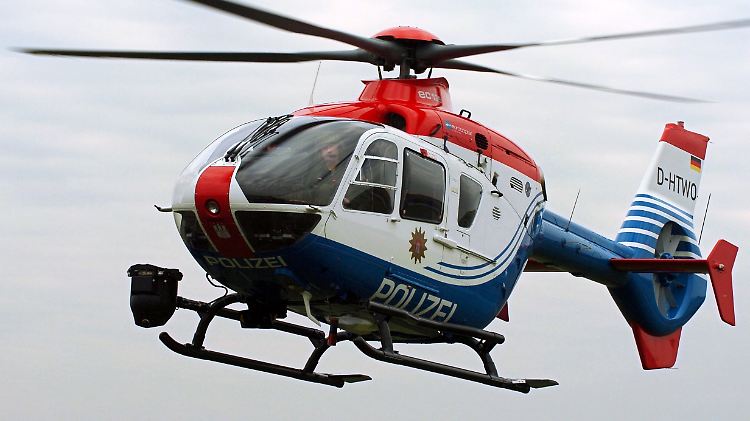 Die Polizei sucht mit Hubschrauber nach den Tätern.