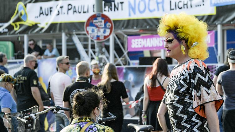 ."Wir brauchen keine weiteren Konjunkturpakete, sondern eine Perspektive" und "Wir wollen das Reeperbahn-Festival noch erleben", lauteten einige Forderungen. 