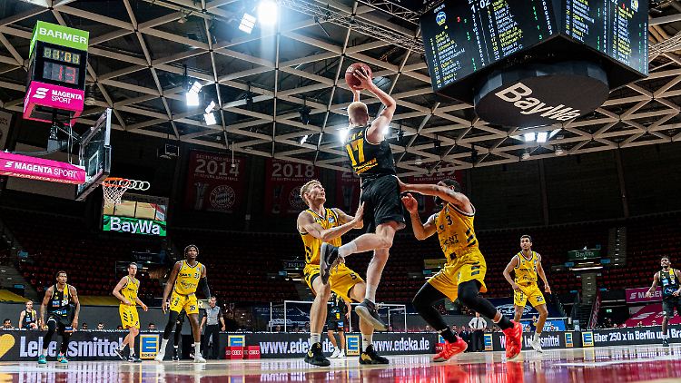 Alba Berlin hatte Ludwigsburg und Jacob Patrick (mit Ball) jederzeit unter Kontrolle im ersten Finalspiel.