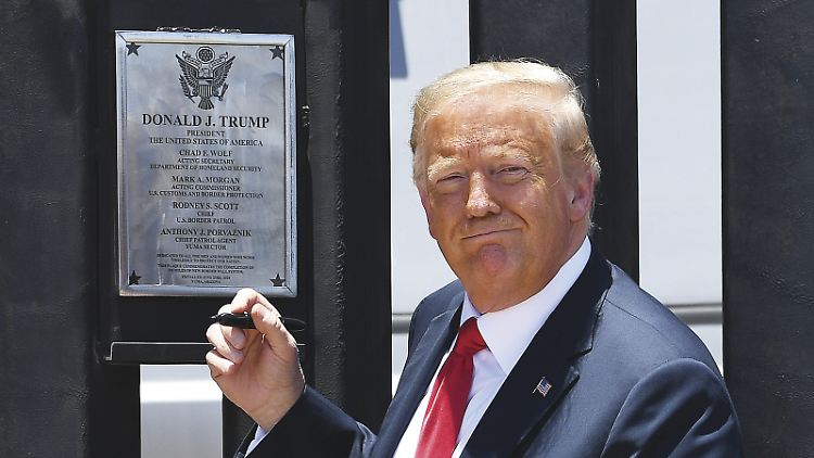 Trump verewigt sich auf einer Gedenktafel anlässlich der Fertigstellung der 200. Meile der Grenzmauer zu Mexiko.