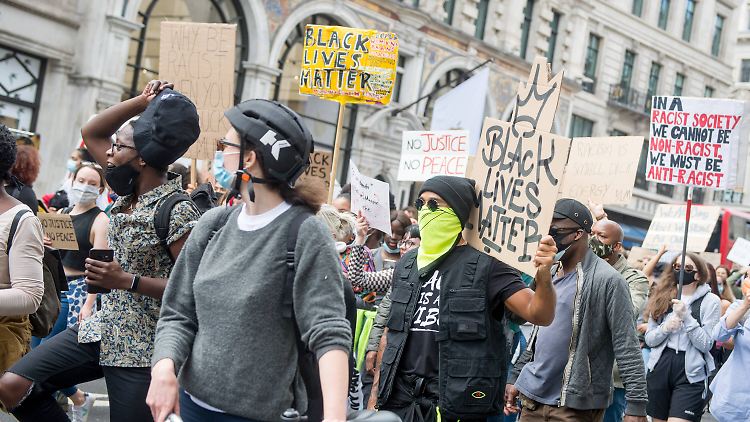 Mit grünem Mundschutz und Schild: Lewis Hamilton unterstützt am 21. Juni einen Black-Lives-Matter-Protest in London.