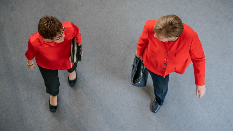 Kanzlerin Angela Merkel und  CDU-Chefin Annegret Kramp-Karrenbauer verlassen im Partnerlook den Bundestag.